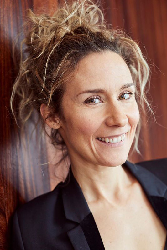 Édith Cochrane backdrop