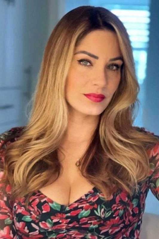 Yoraisi Gómez backdrop