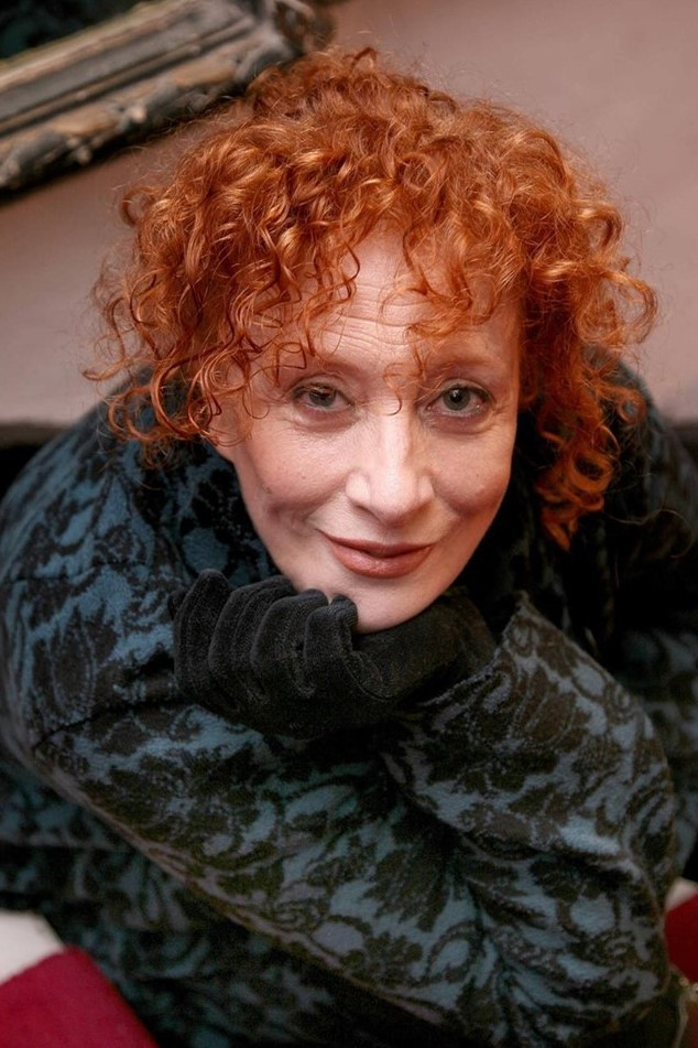 Magüi Mira backdrop