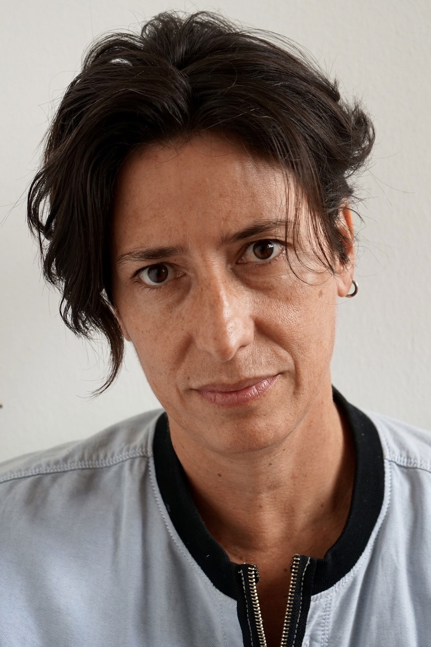 Costanza Fernández backdrop