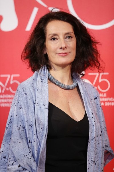 Flávia Castro → Flavia Kastro backdrop