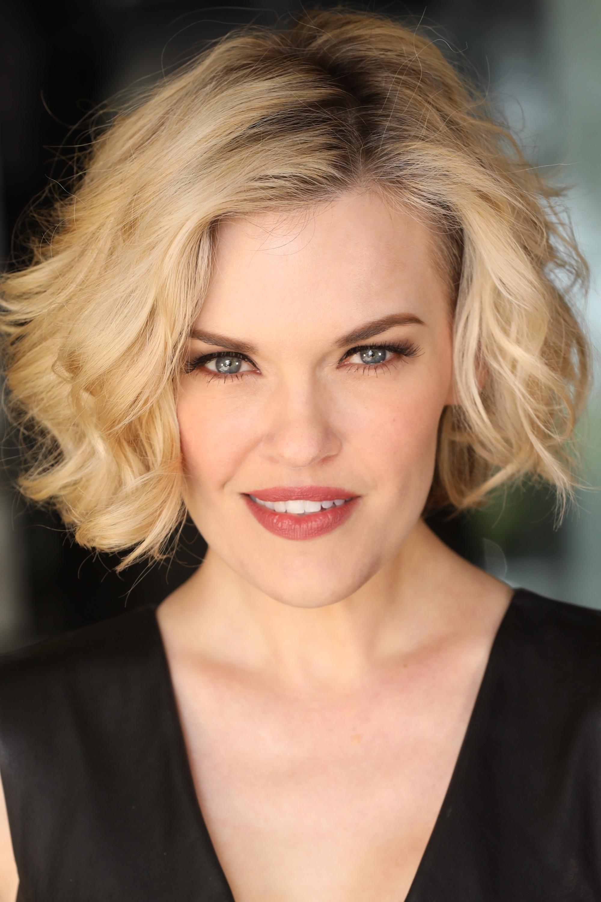 Kari Wahlgren backdrop