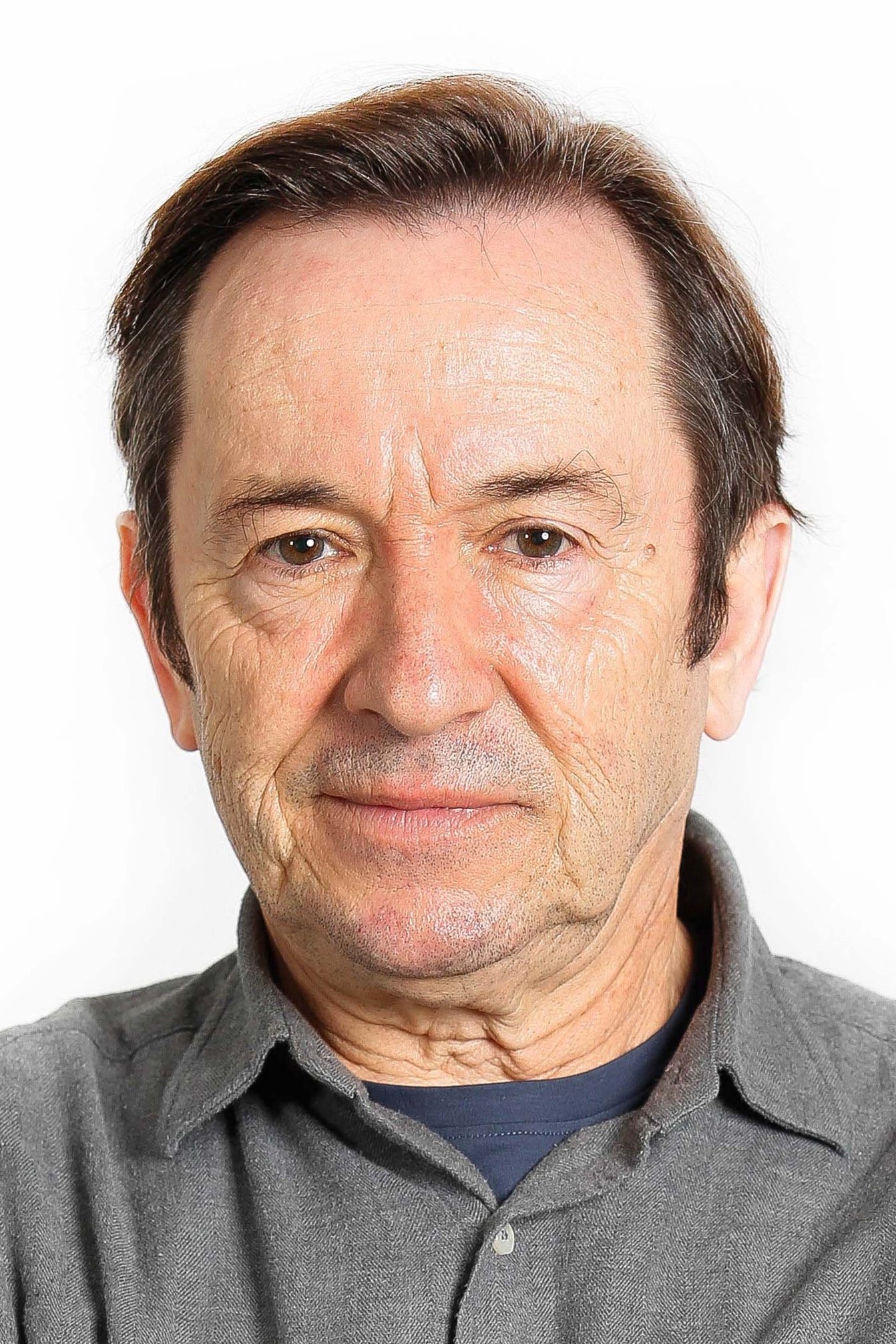 Adriano Luz backdrop