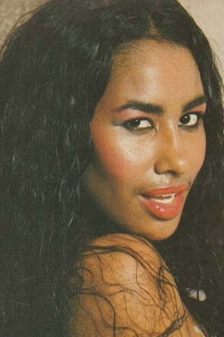 Índia Amazonense backdrop