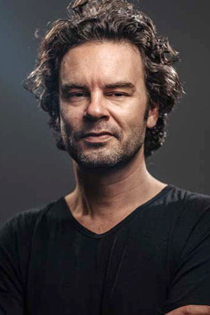 Tom Dewispelaere backdrop