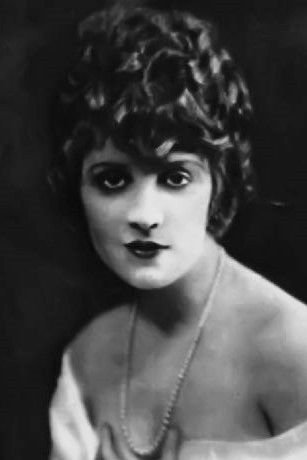 Lucy Cotton backdrop