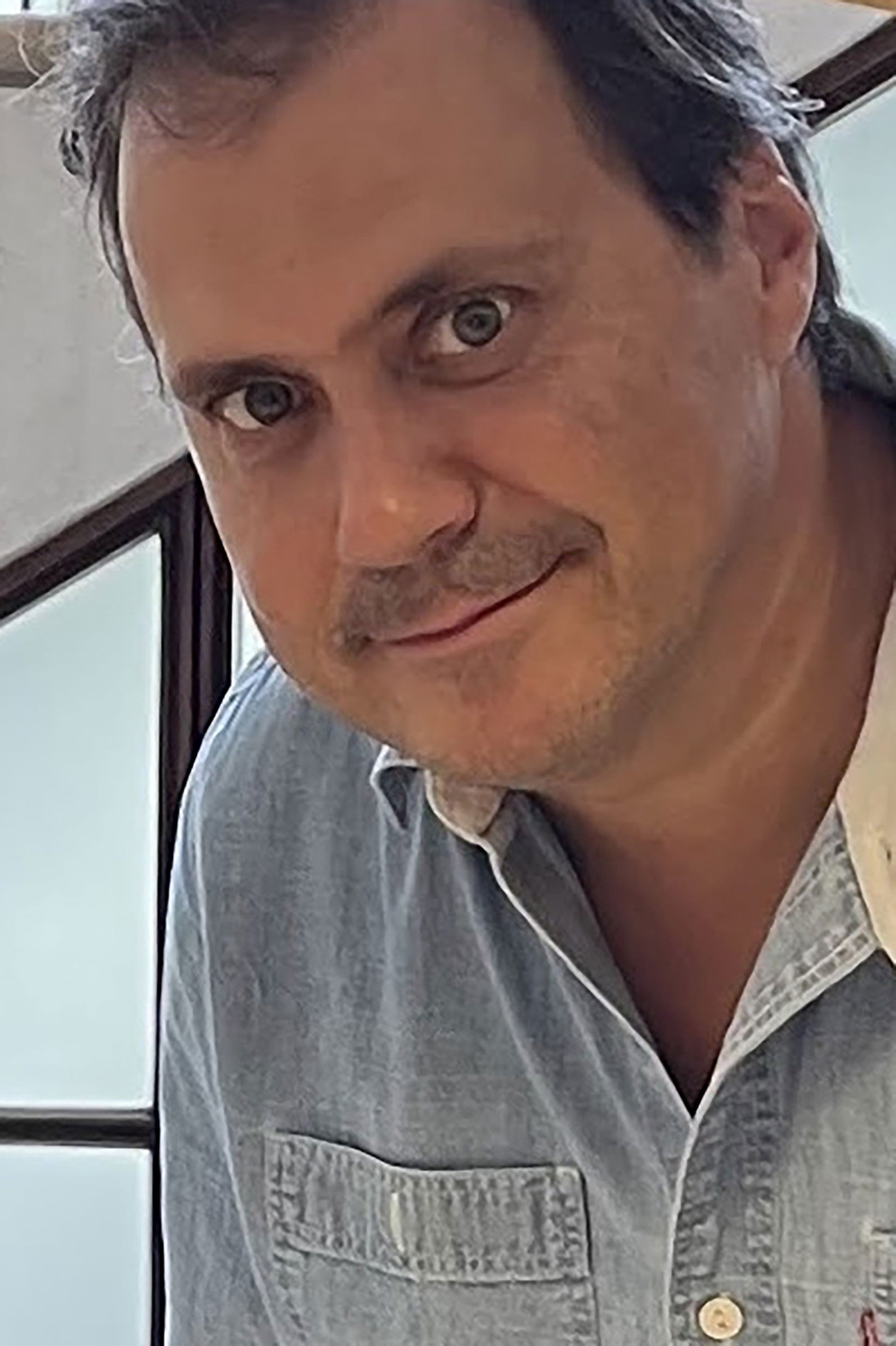 Luís Manuel Almeida backdrop