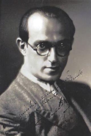 Renato Murce backdrop