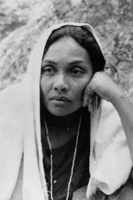 Maria Ribeiro backdrop