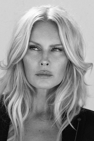 Simona Krainová backdrop