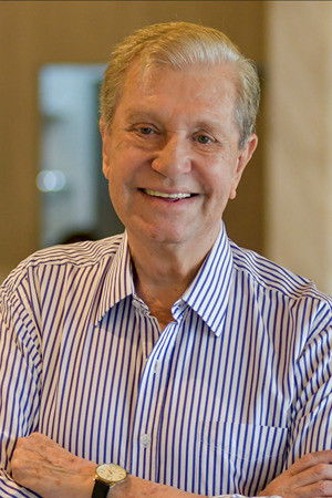 Julio César Luna backdrop