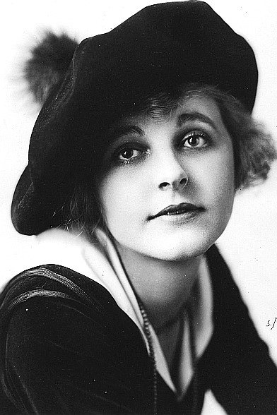 Rubye De Remer backdrop