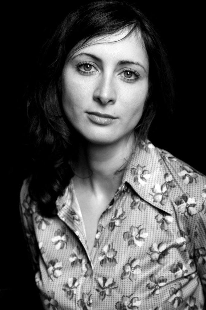 Ève Chems de Brouwer backdrop