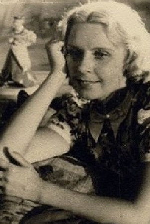 Ņina Melnbārde backdrop