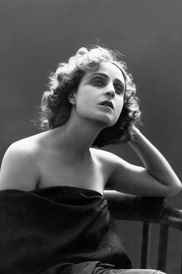 Pina Menichelli backdrop