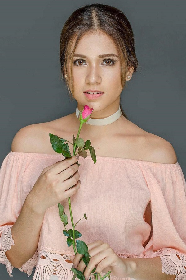 Anna Vicente backdrop