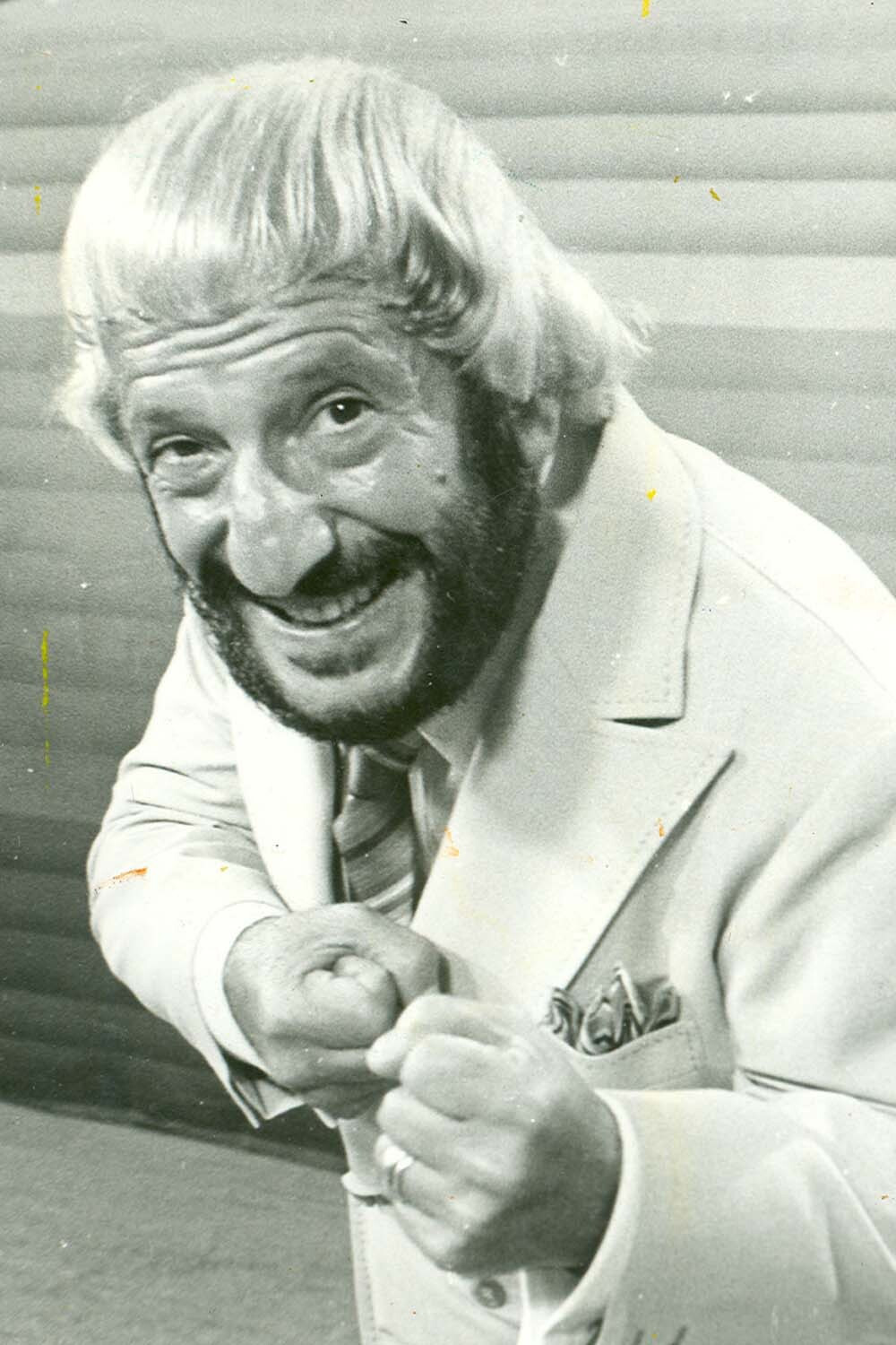 Martín Karadagián backdrop