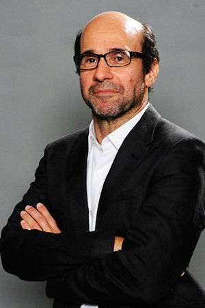 George Moura backdrop