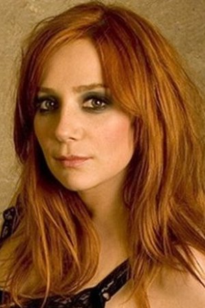 Aylin Aslım backdrop