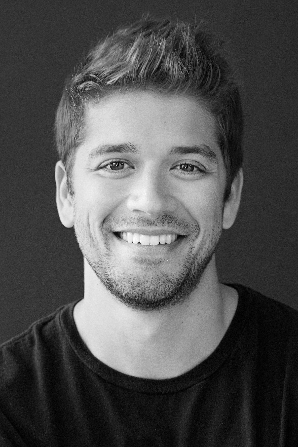 Mikhaïl Ahooja backdrop