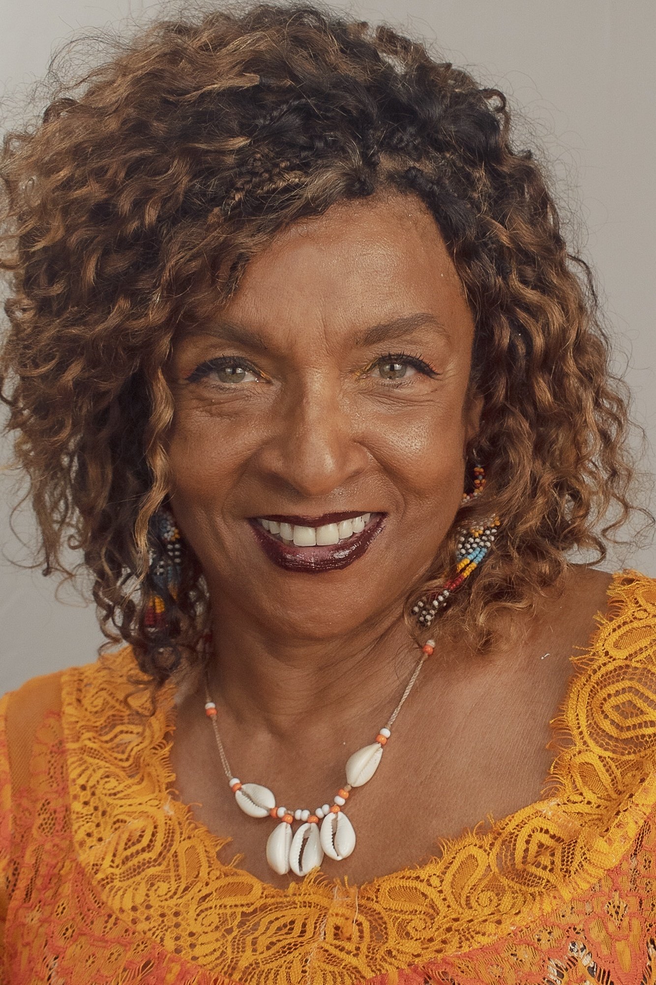 Elisa Lucinda backdrop