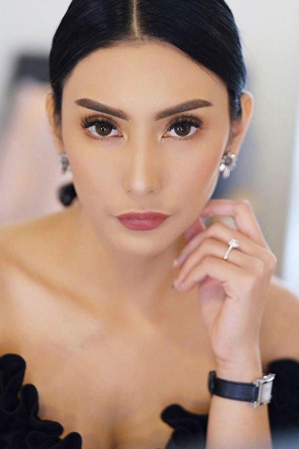 Tyas Mirasih backdrop