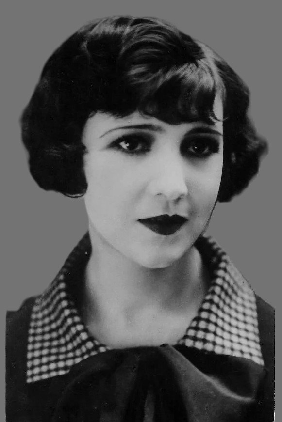 Louise Lagrange backdrop