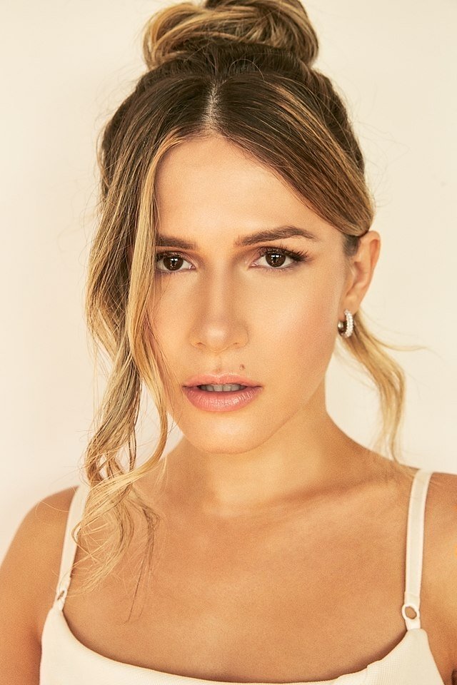 Erin Sanders backdrop