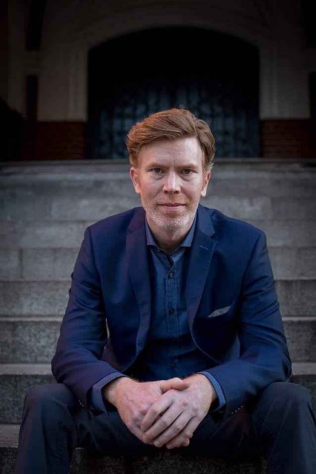 Niels Kurvin backdrop