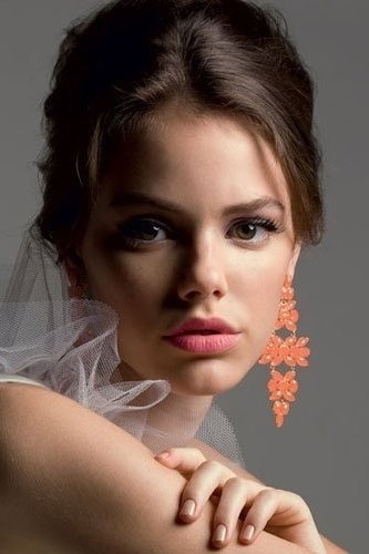 Laura Neiva backdrop