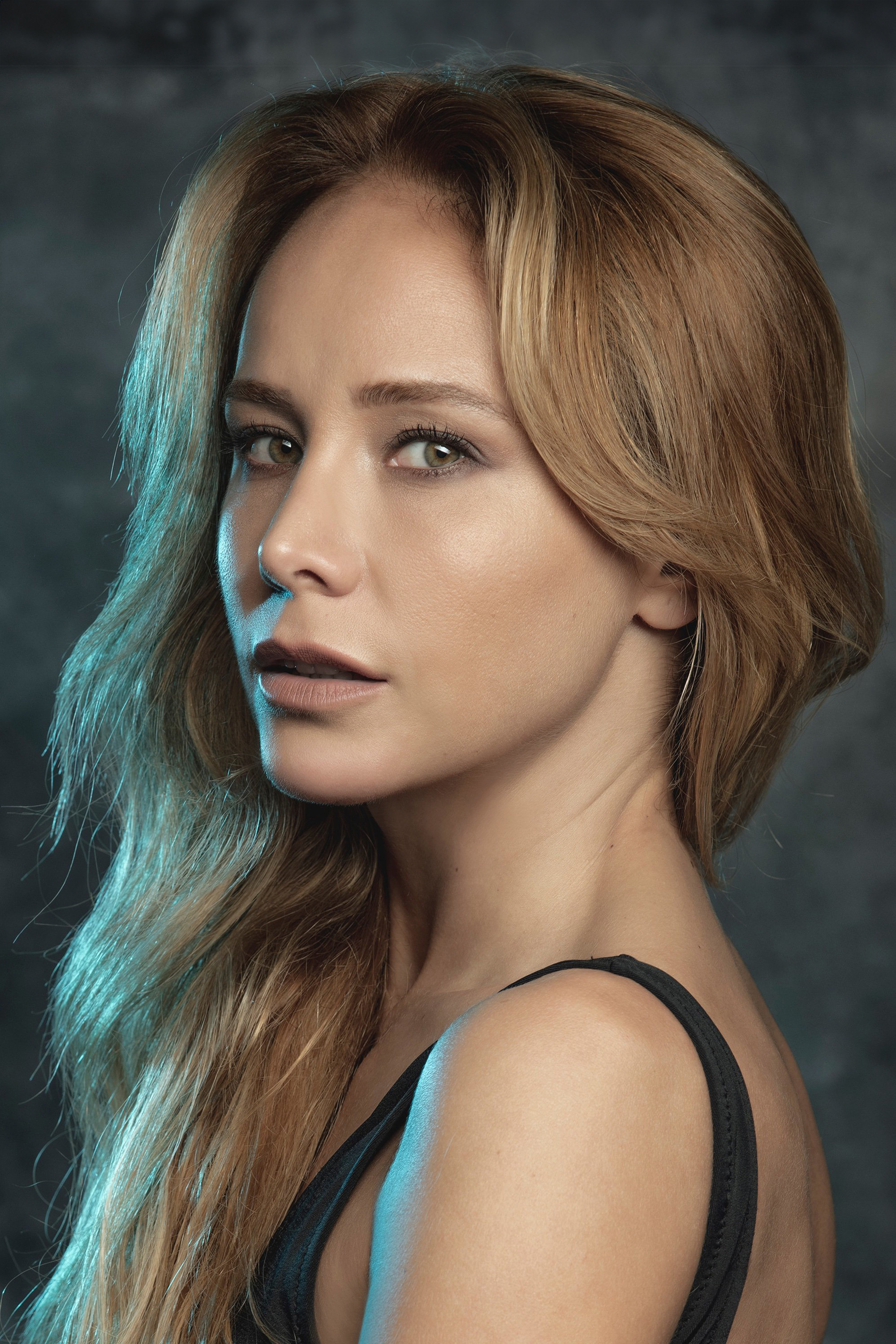 Burçin Terzioğlu backdrop