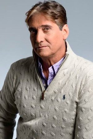 Guillermo Dávila backdrop