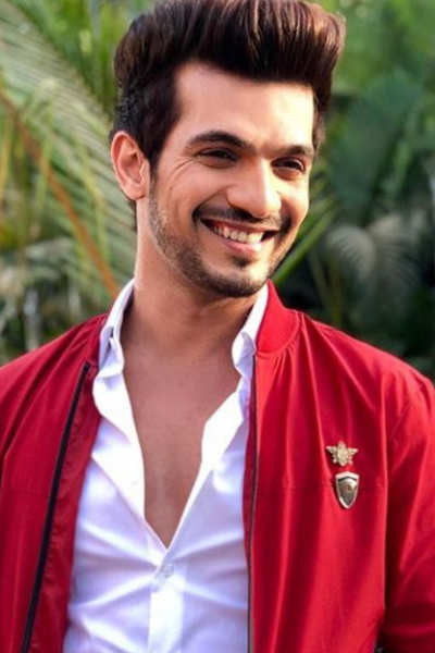 Arjun Bijlani backdrop