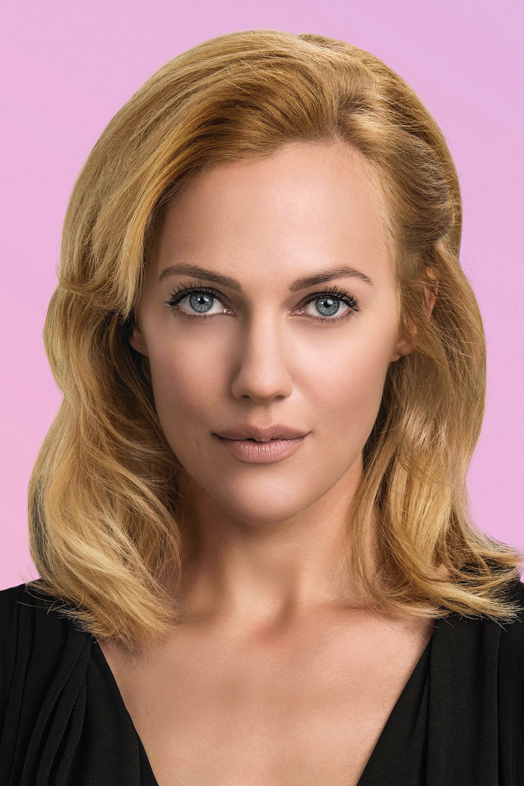 Meryem Uzerli: Merjem Uzerli backdrop