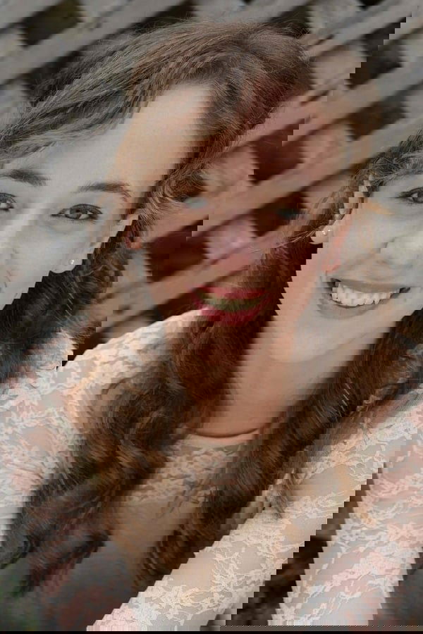 Sara Lazzaro backdrop