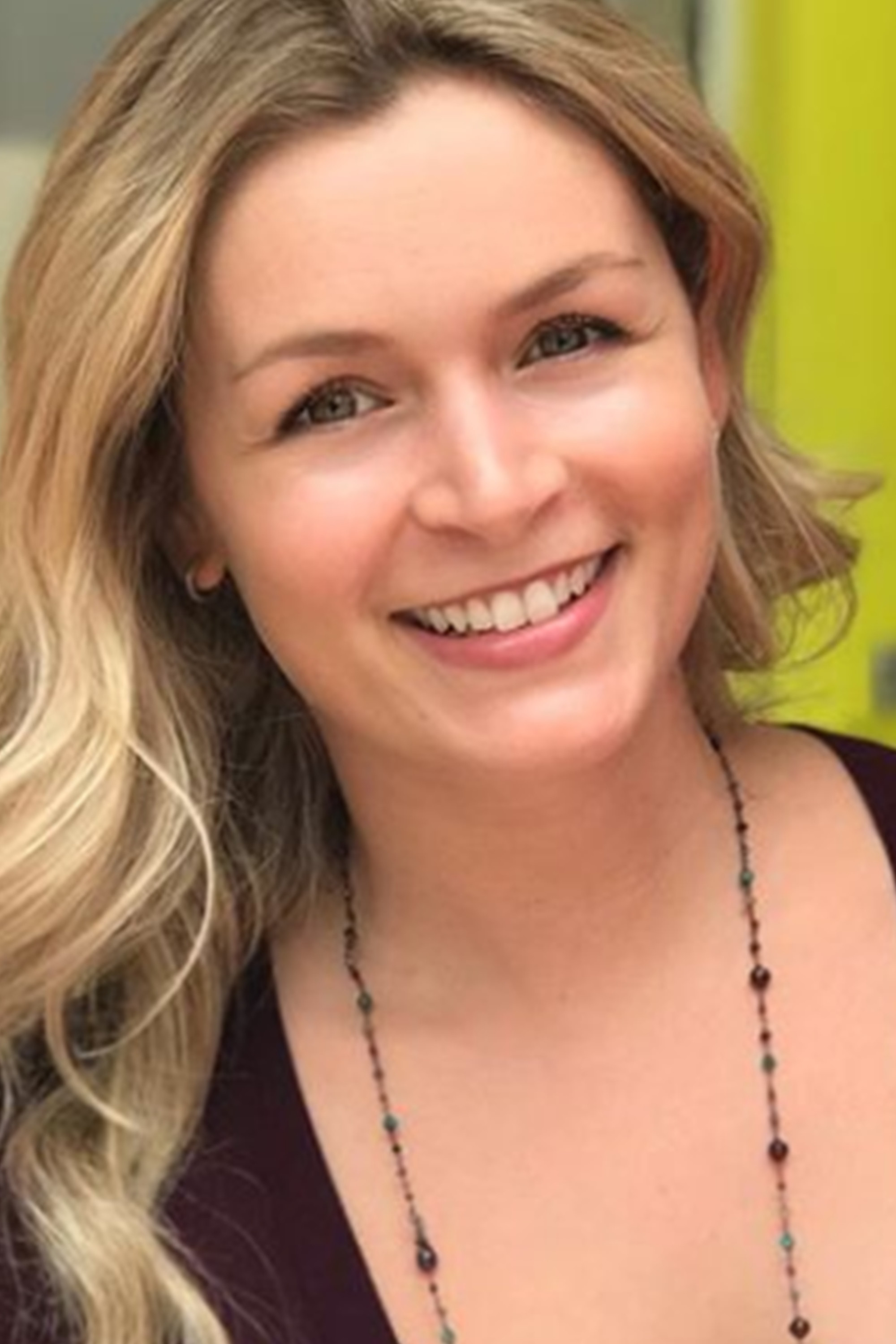 Bianca Castanho backdrop