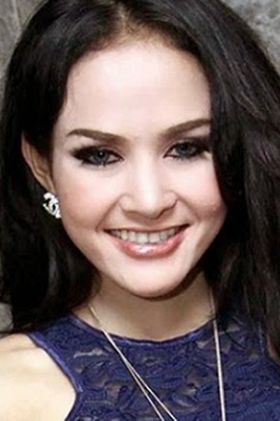 Cynthiara Alona backdrop