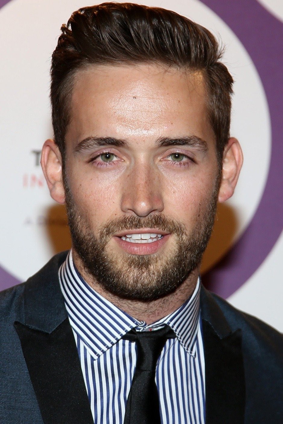 Mauricio Hénao backdrop