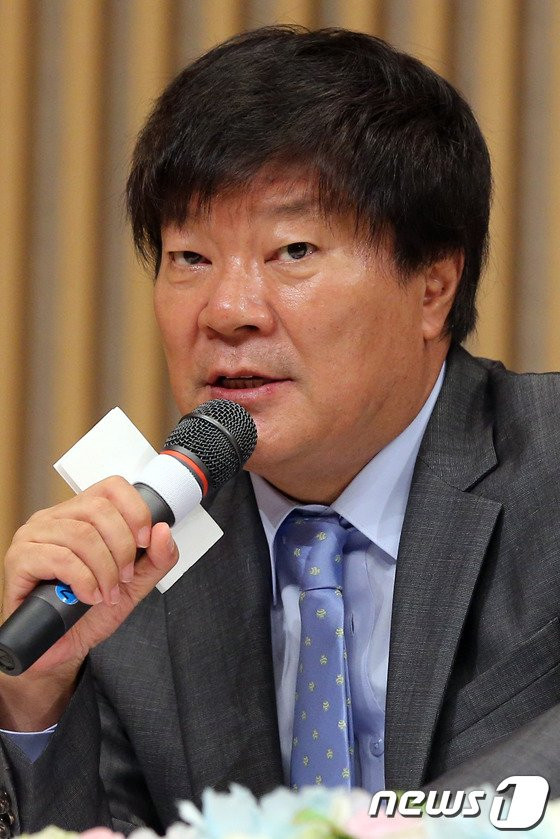 Kim Jong-hak backdrop