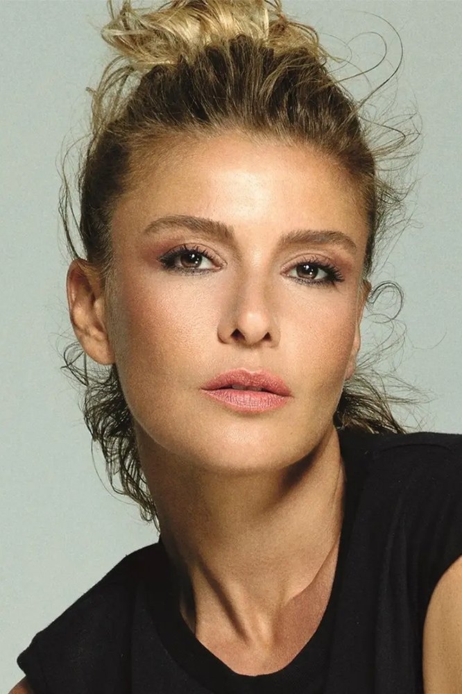 Gülben Ergen backdrop