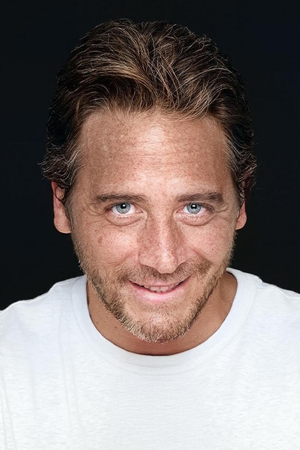 Murat Arkın backdrop