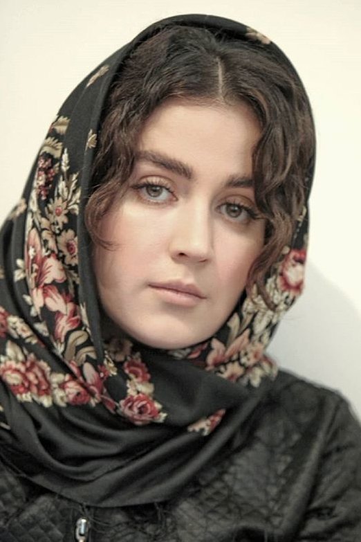 Afsaneh Pakroo: Afsanë Pakru backdrop