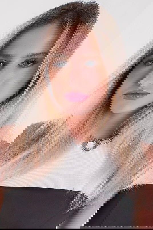 Bruna Griphao backdrop