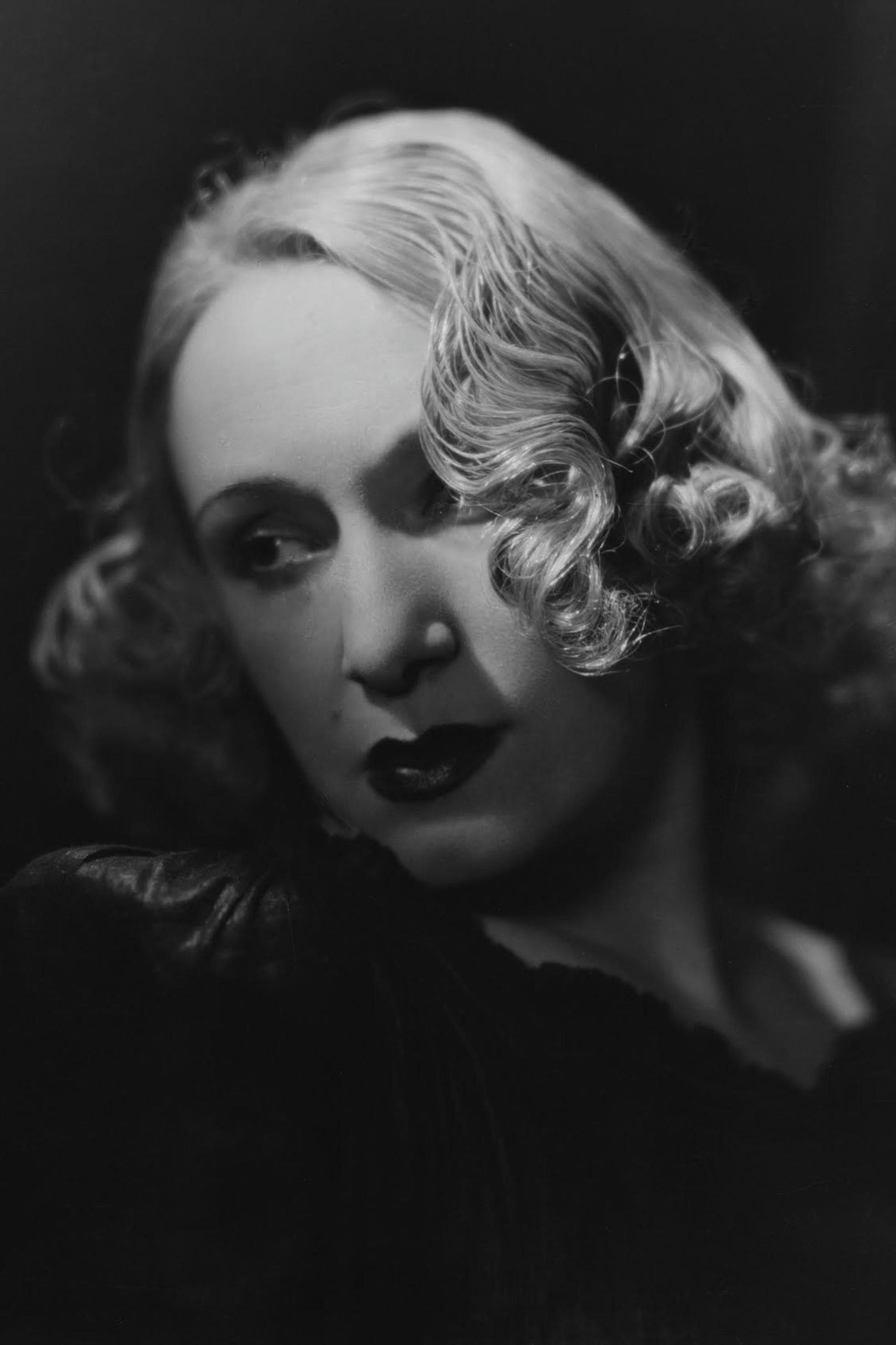 Brunilde Júdice backdrop