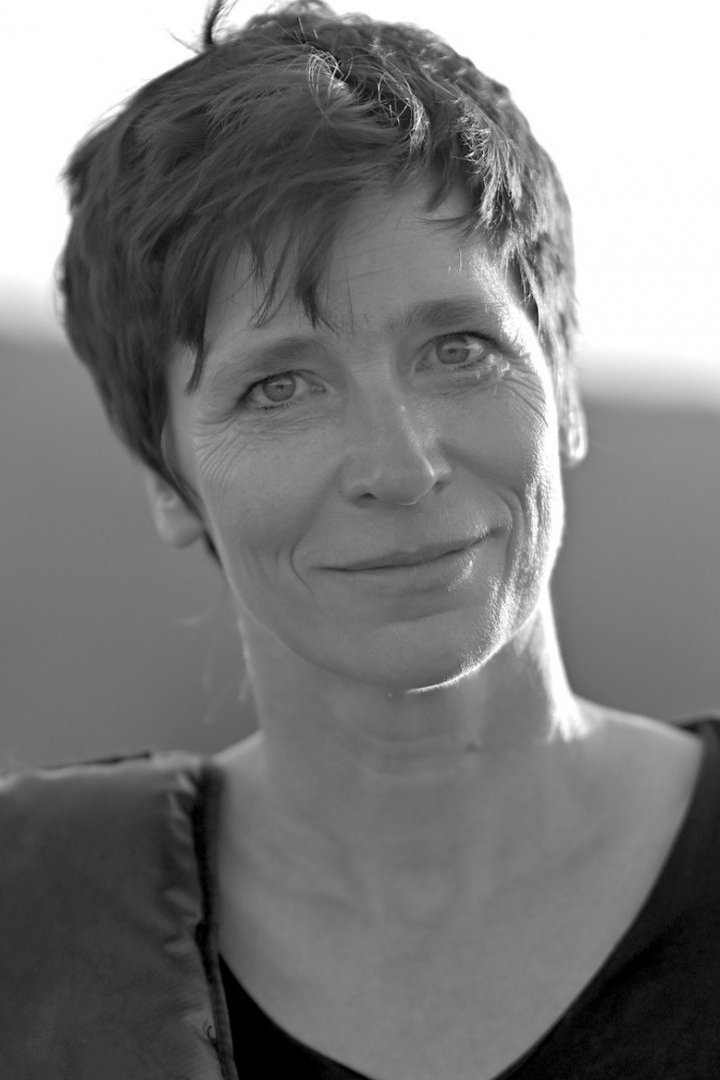 Elin Kirschfink backdrop