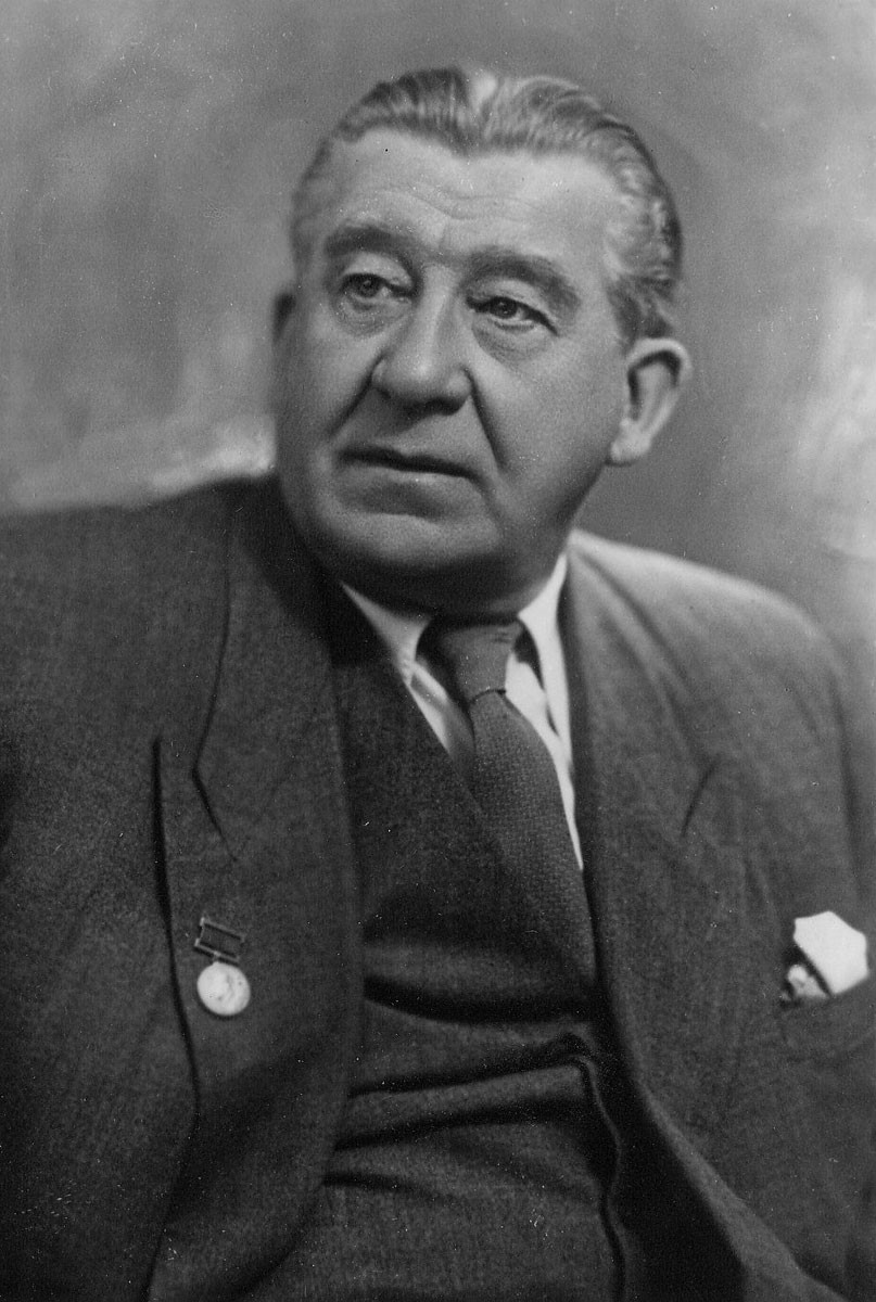 Aleksandr Larikov backdrop