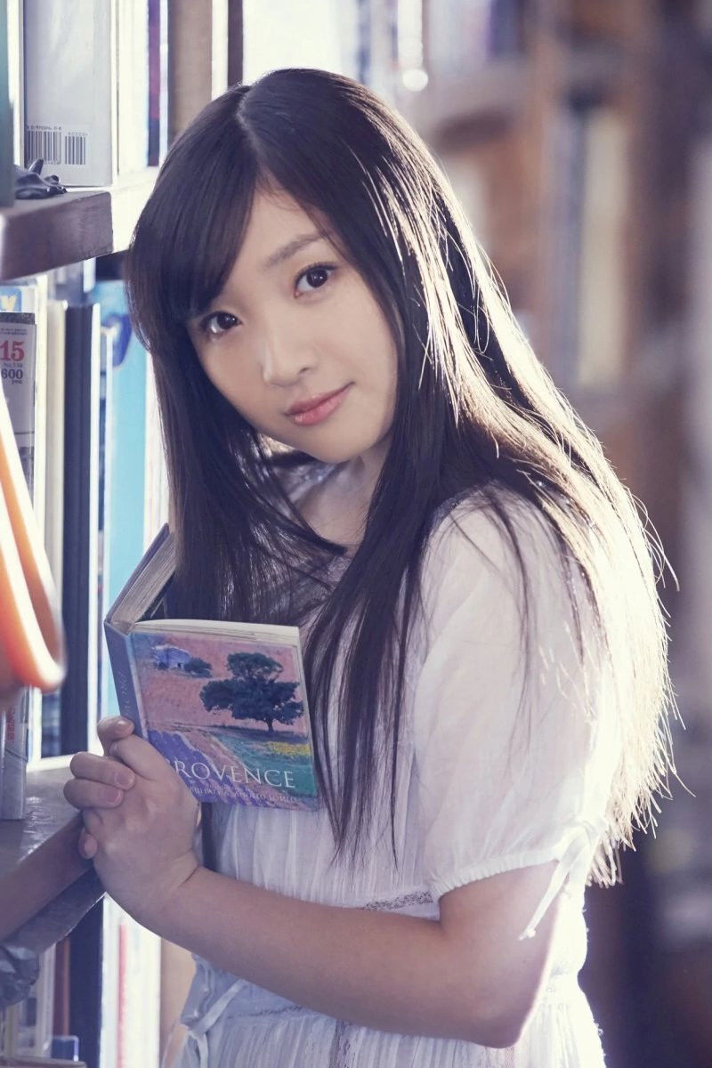 Momoka Ariyasu backdrop