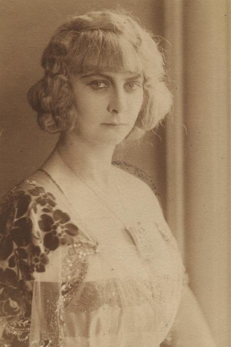 Emilie Sannom backdrop