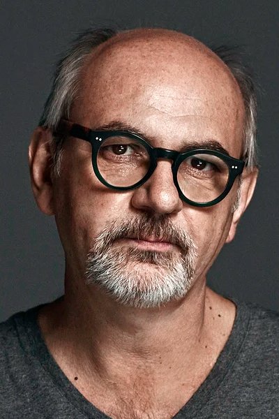 Luis Gnecco backdrop