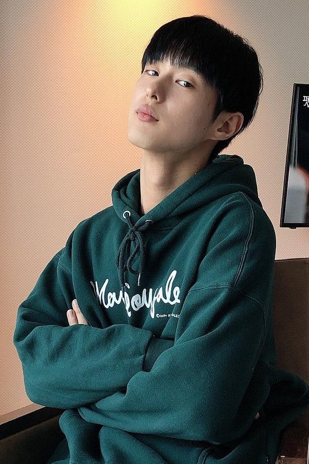 Kim Jae-heung backdrop